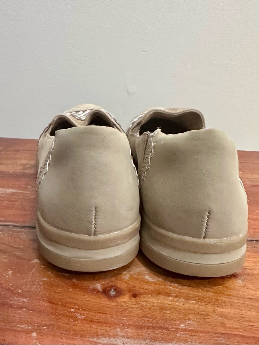 Earth Origins Bailey Embroidered Nubuck Slip Ons Size 10 - Picture 6 of 7